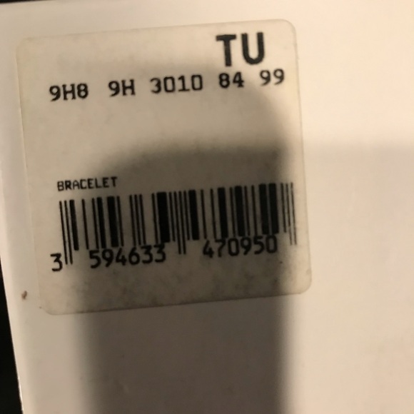 ♦️SOLD♦️$890 AUTHENTIC GIVENCHY GOLD LOGO BRACELET - Picture 6 of 7